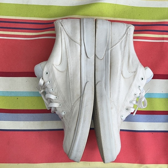 EUC WOMEN’S 12 WHITE NIKE CANVAS TENNIS SHOES - Picture 4 of 8